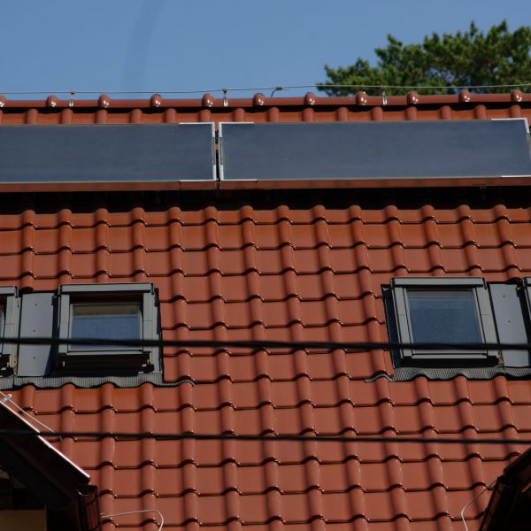Dach pokryty dachówką Wienerberger Alegra 9 w ceglastym odcieniu angoby szlachetnej.
